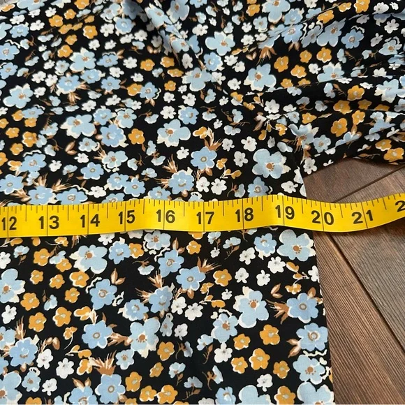 Ann Taylor Loft Floral Puff Short Sleeved Blouse, Size Large - Picture 9 of 9